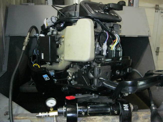 Лодочный мотор Mercury F30M GA EFI с проблемой подтекания моторного масла 