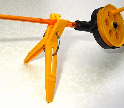 Прищепка-подставка для зимней удочки